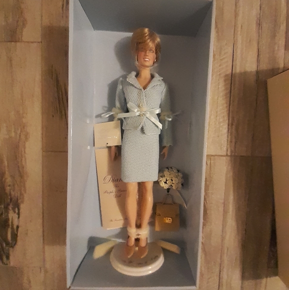 Princess Diana Porcelain Doll - Picture 1 of 10